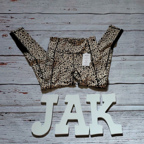 🆕️ EBB & FLOW CHEETAH PATTERNED 7/8 LEGGINGS 🐆 - Picture 1 of 9